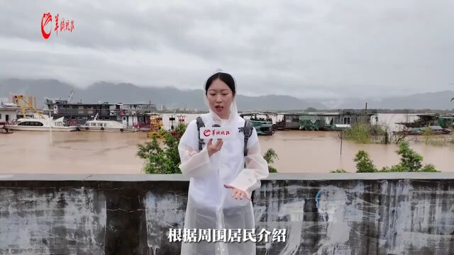 21日上午,内涝水位涨至2米左右,当地政府迅速派出铲车接应小区住户