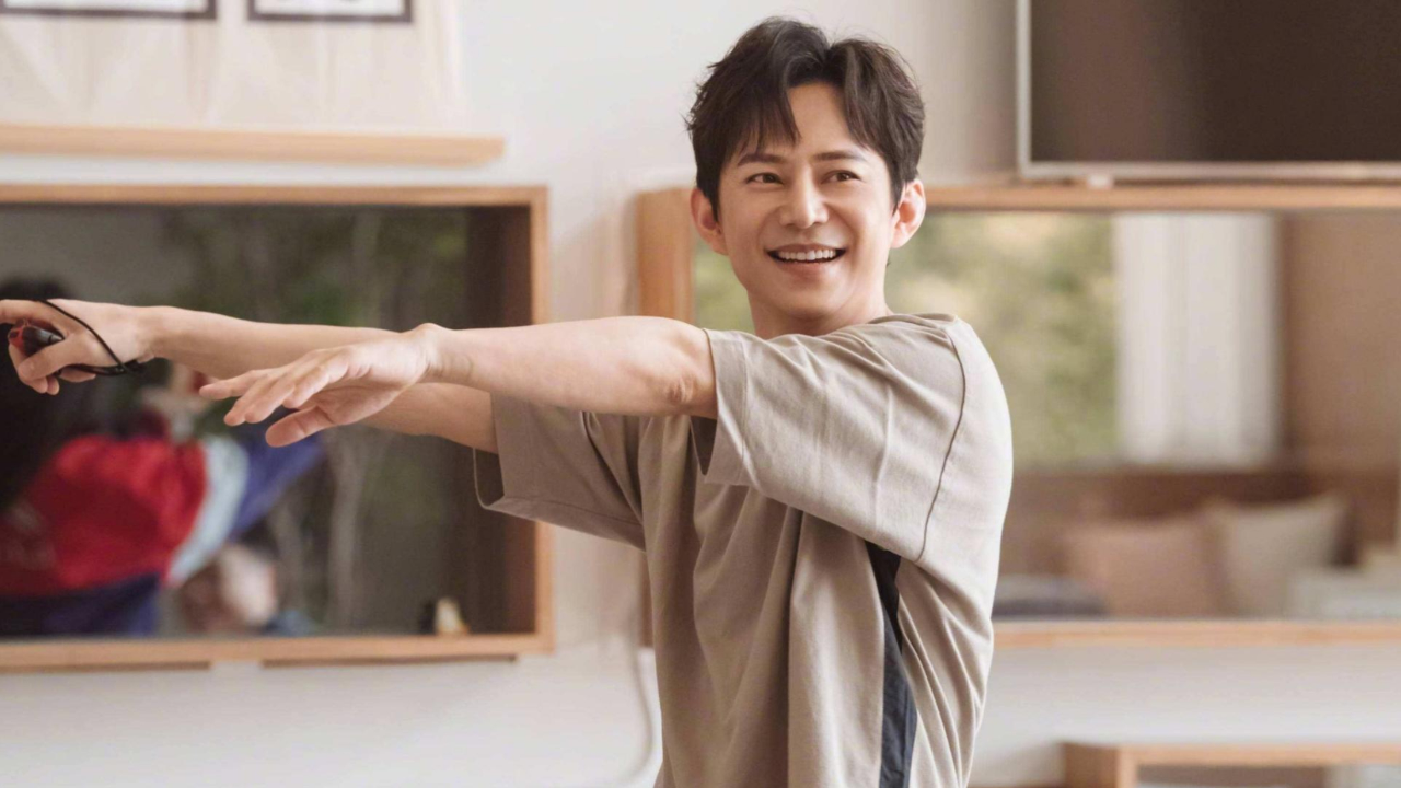 何炅五十岁生日阵仗大,张杰谢娜杨迪集体送祝福,年过半百依旧是少年