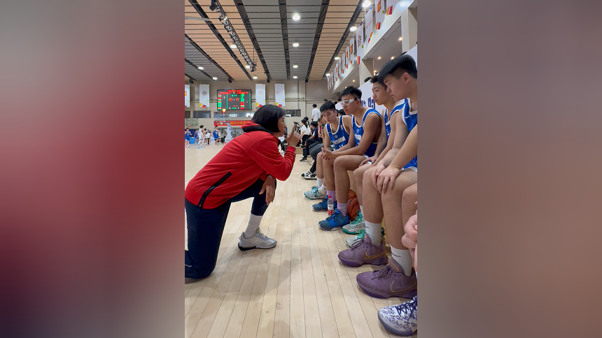 明德中学特邀教练,中国篮球名人堂成员李昕现场指导男篮,激情四射