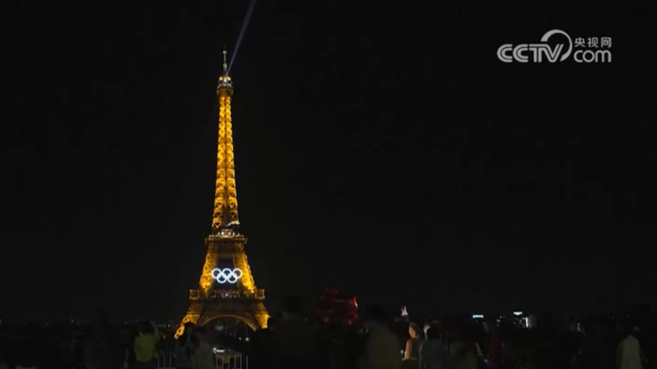 法国埃菲尔铁塔奥运五环首次在夜间点亮