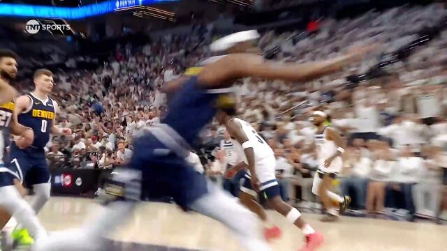 说扣就扣！华子无视防守双手拉杆暴扣点燃全场