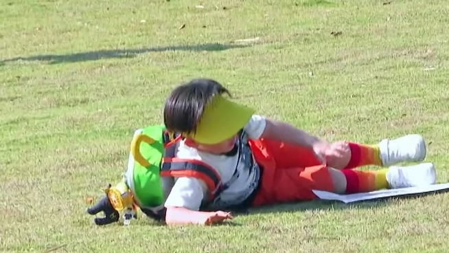 一路长大丨左左平地摔懵了,lucky:哪来的怪小孩