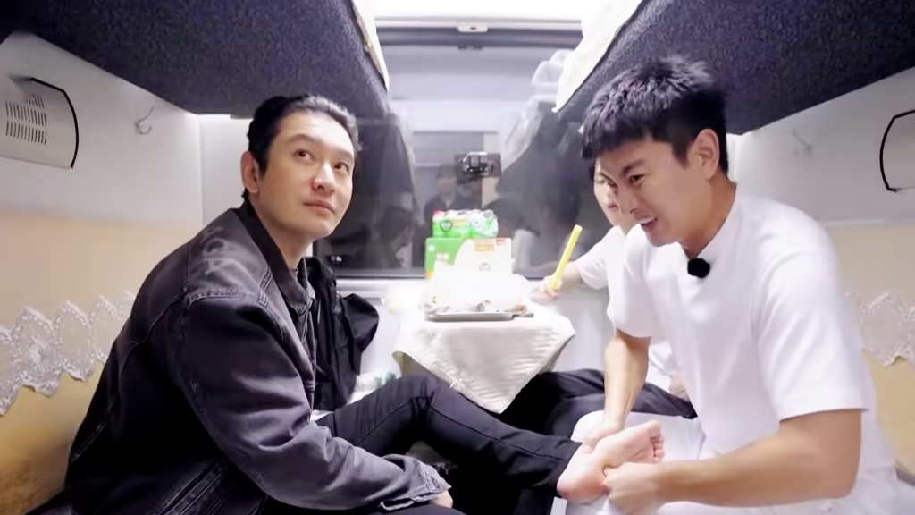 极限挑战 第10季丨贾乃亮给黄晓明做足底按摩,被脚熏到呕吐?