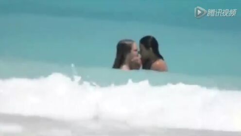 出柜超模卡拉·迪瓦伊 与女友海边激吻拍摄