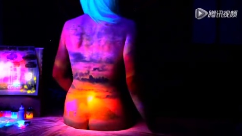 超震撼紫外线人体彩绘外衣  美爆你眼球！