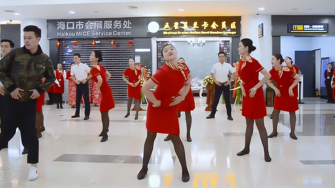 新娘带着伴娘团床上热舞社会摇 真是有范啊!