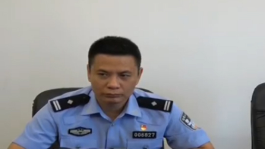 网曝司机用脚开车 交警：查处