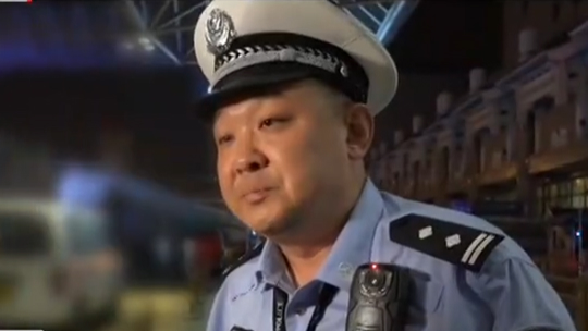 无照驾驶闯卡逃逸 男子自首坦言压力大