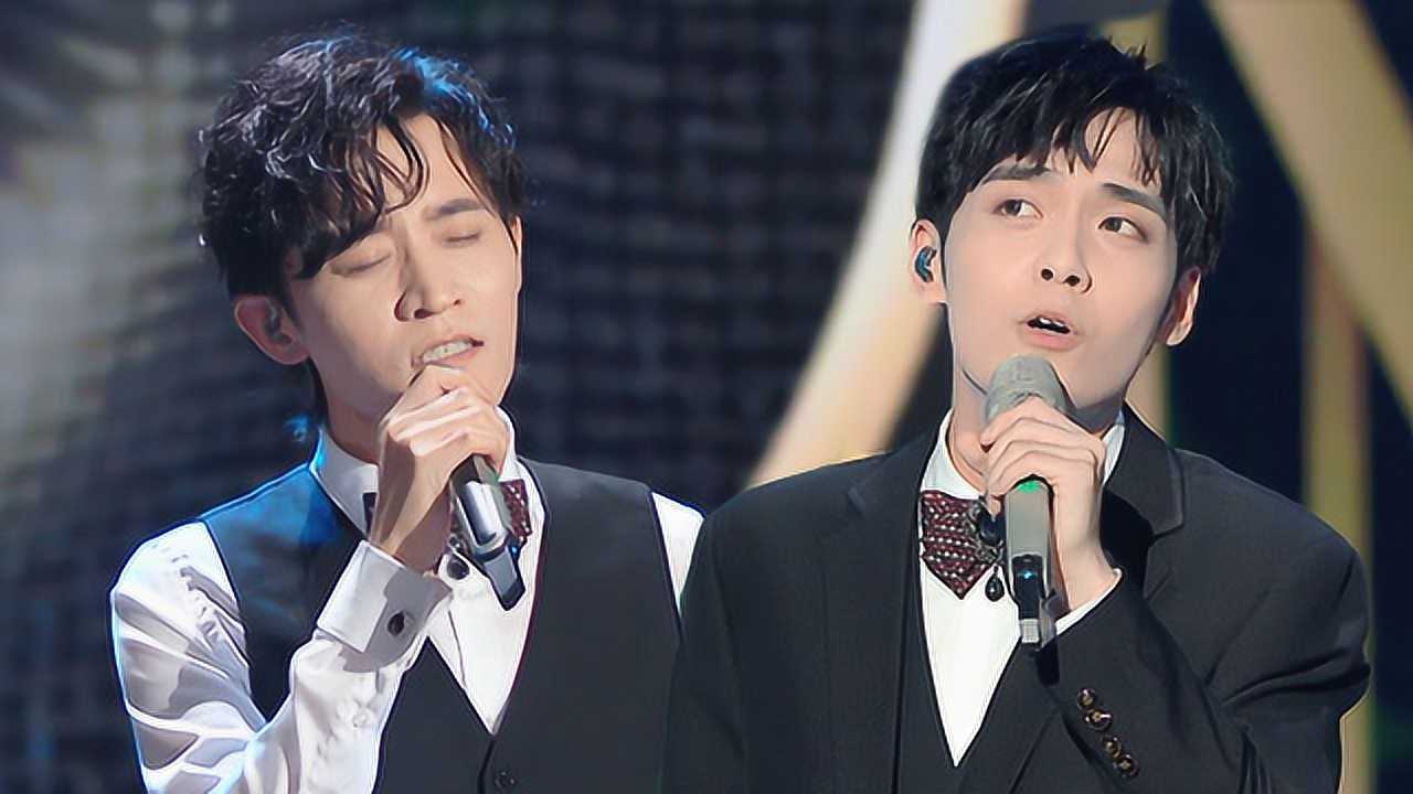 天赐的声音##郑棋元徐均朔背对背拥抱