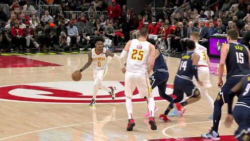 《NBA全场集锦》穆雷积极防守不慎被撞 单膝跪地疼痛难忍久久不起