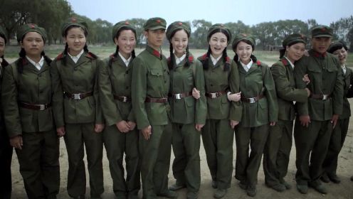 《热血青春》第27集02：女兵练完离开连队，杨影拥抱小斌告别