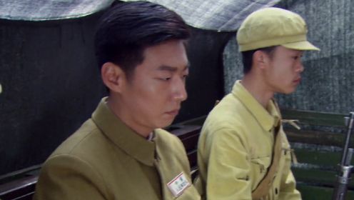 《烽火线》第三十八集02：胡杨林在被押往团部的路途中被土匪劫持了车队，胡杨林被诬陷成国民党旅长
