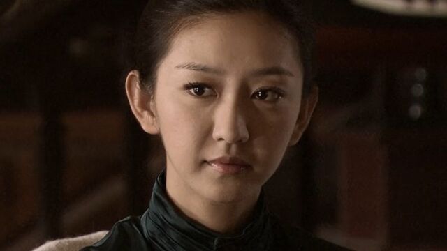 《蝴蝶行动》第11集01:赵欣梦明面上约唐娜和几位官太太打牌,暗地里则