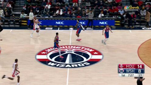 《NBA全场集锦》比尔蓄力抡锤击地妙传 波普心领神会轻松上篮得手