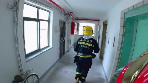 消防员紧急救援，被困在电梯内的遗体