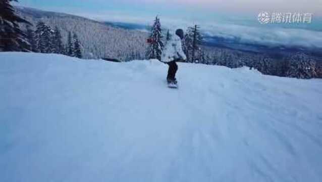 粉红色的天空也太美了!这样的环境我能滑一天的雪