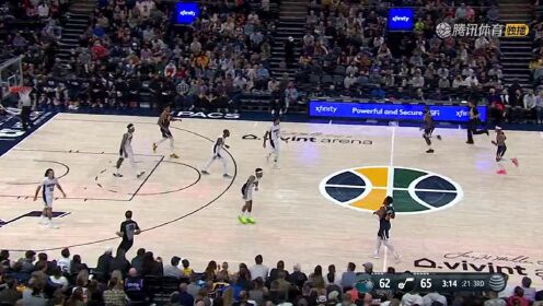《NBA全场集锦》把防守人点起来然后靠上去出手 米切尔打进一球收获2+1