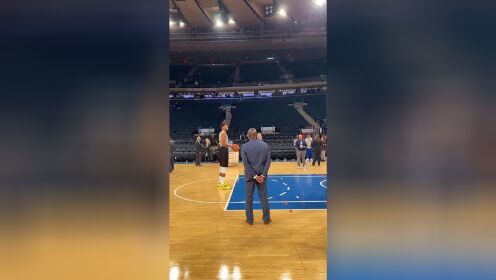 《NBA全场集锦》持之以恒！字母哥赛后回到麦迪逊广场继续加练罚球