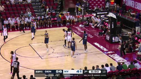 《NBA全场集锦》在内线翻江倒海！福斯特顶着防守上篮打进