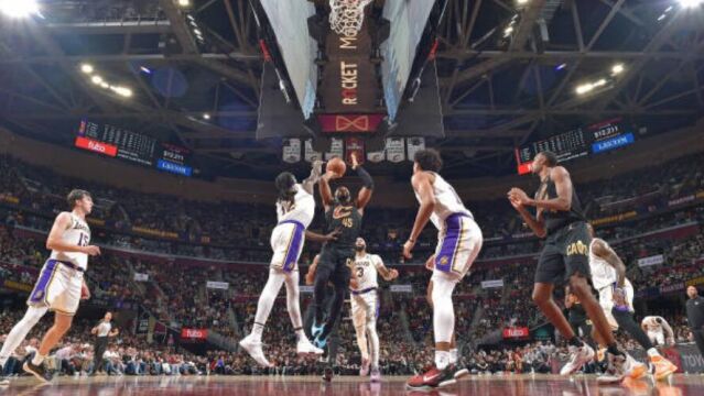 湖人121-115骑士 戴维斯32+13米切尔复出空砍22+5+6