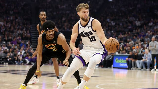 萨博尼斯vs骑士集锦 23+9+10一己之力对抗双塔