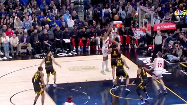 汤普森连续两记三分点燃主场氛围