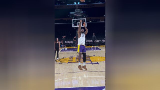 继续冲击下一个里程碑 老詹赛前训练状态火热