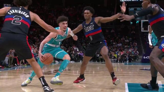 夹缝求生！三球层层防守之下极限挑篮丝滑细腻