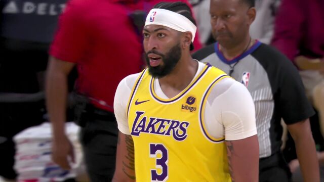 一夫当关万夫莫开！浓眉镇守篮下接连防下小瓦格纳和卡特