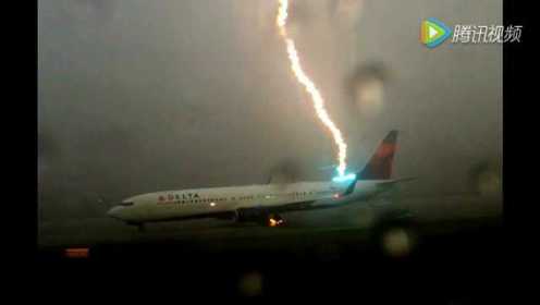 实拍载满乘客的飞机被雷电劈中瞬间！魂都吓没了