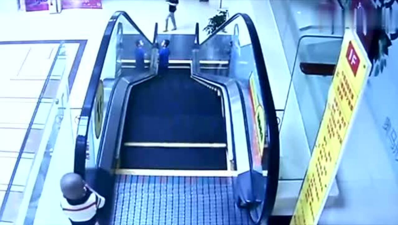 小孩爬扶梯却被传送带带到二楼惨遭摔下死亡_高清
