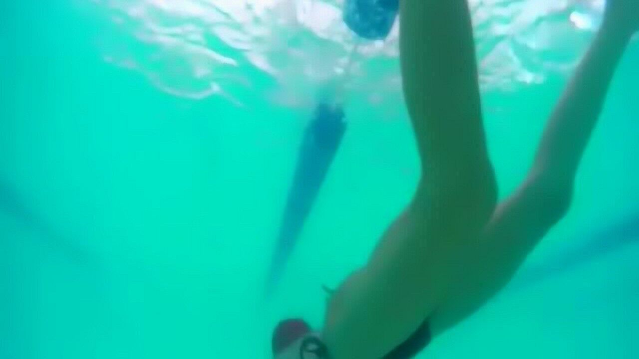 美女学游泳不小心漏点，游泳没学好但是养眼了_腾讯视频