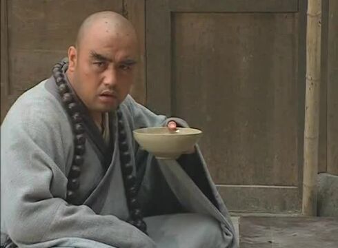 老版水浒传鲁智深被师兄弟引诱喝酒破戒大闹五台山被赶出寺院