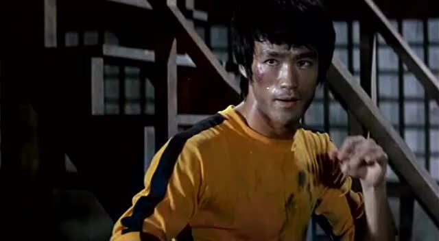 李小龙闯关与对手互秀双截棍配上鬼哭狼嚎吓破对手胆