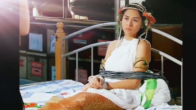 美女将一条美人鱼绑在床上并大肆报复她