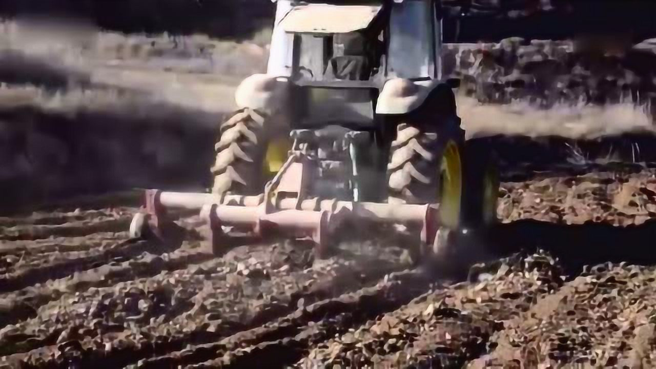 拖拉机高地深松作业视频,效果不是一般的好!