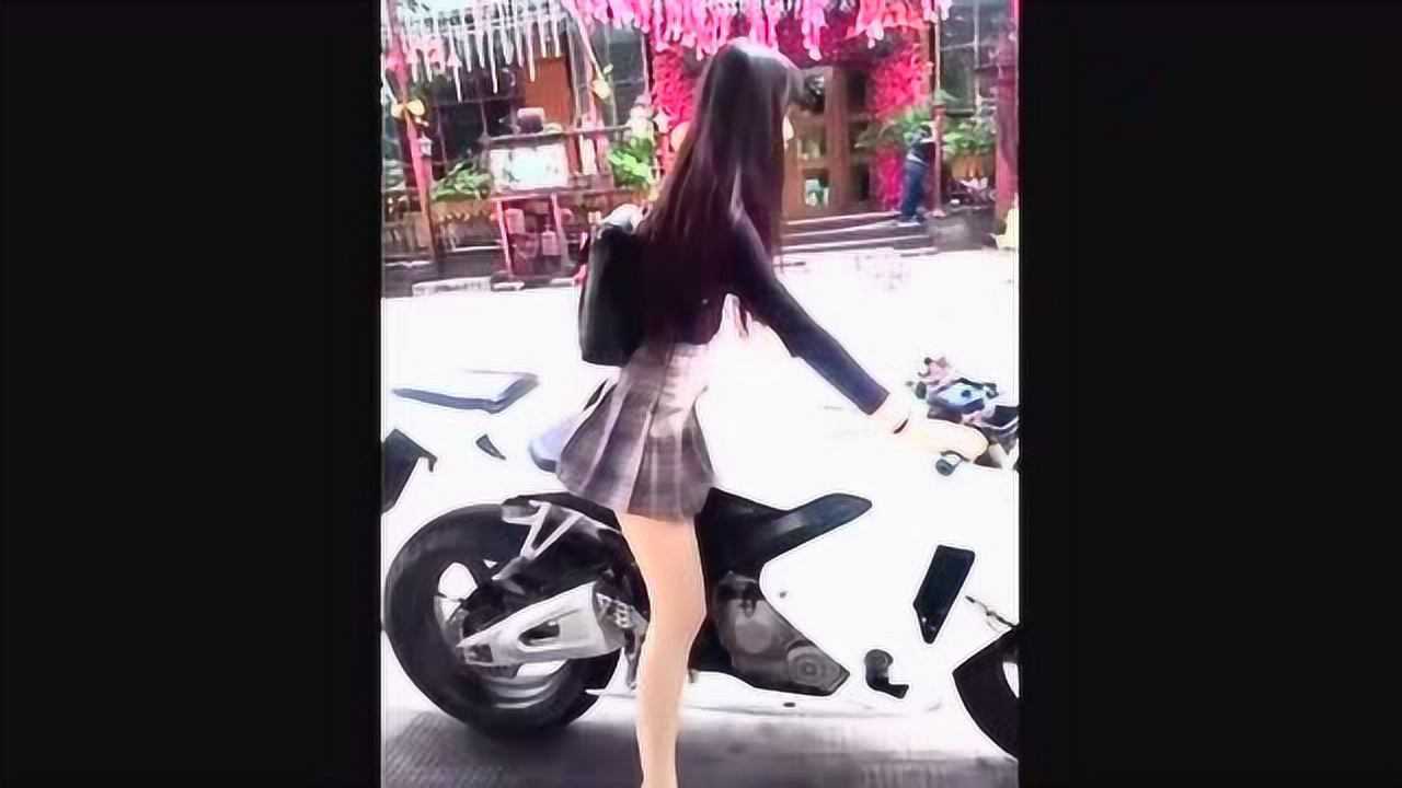 美女骑摩托车，动作娴熟，太帅了_高清