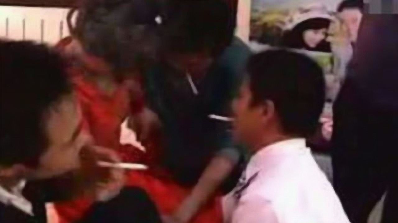 实拍：农村恶习闹婚，妙美伴娘被众人恶搞欺负_腾讯视频