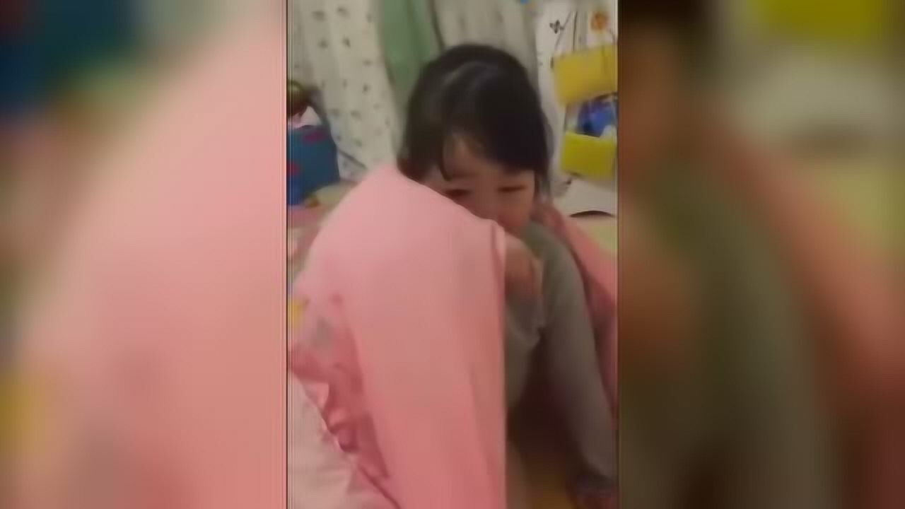 6-year-old girl was beaten by her mother and then educated her mother, the little brat was furious▶3:47