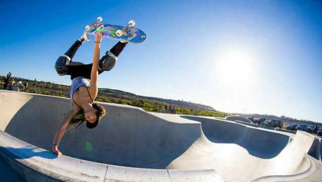 辣妹u型池滑板炫技可能我以前看的都是假视频