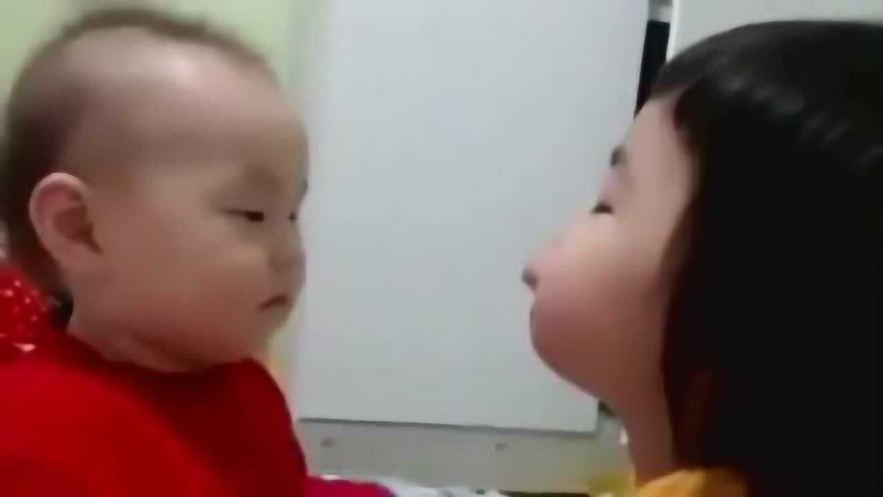 小姐姐向弟弟索吻，却没想到自己被弟弟强吻，把一旁的家人乐疯了_高清