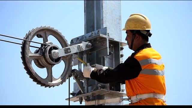 高铁接触网棘轮补偿装置检修作业001