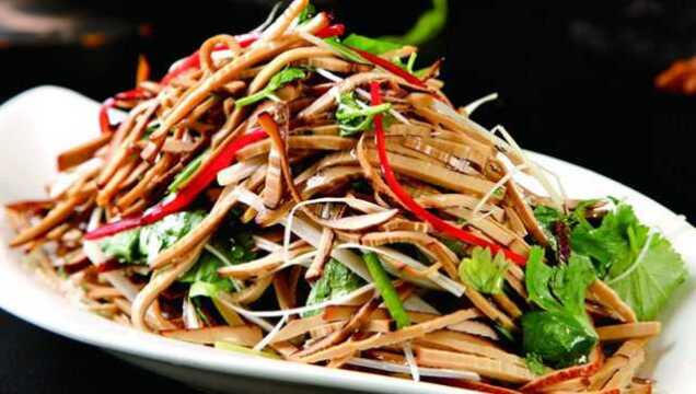妈妈做的凉拌香干丝是一道比较营养可口的凉拌菜非常的好吃