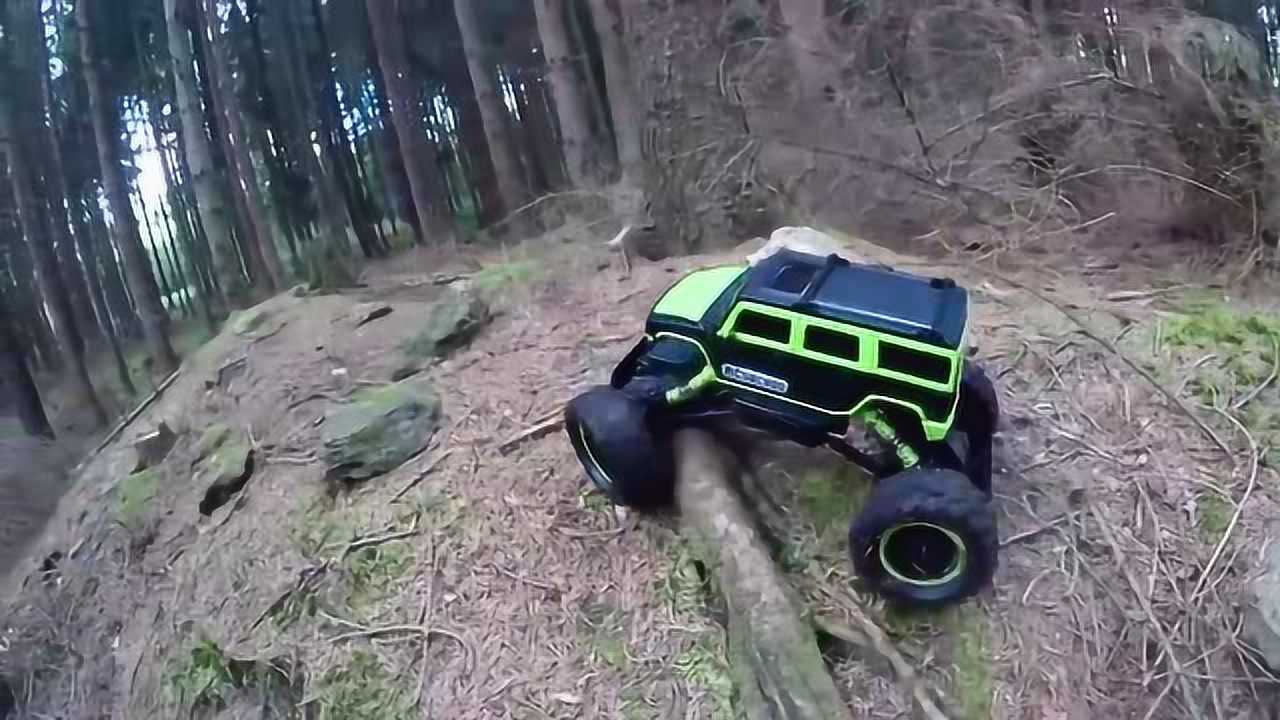 改装车悍马4x4越野车岩石表演特技视频