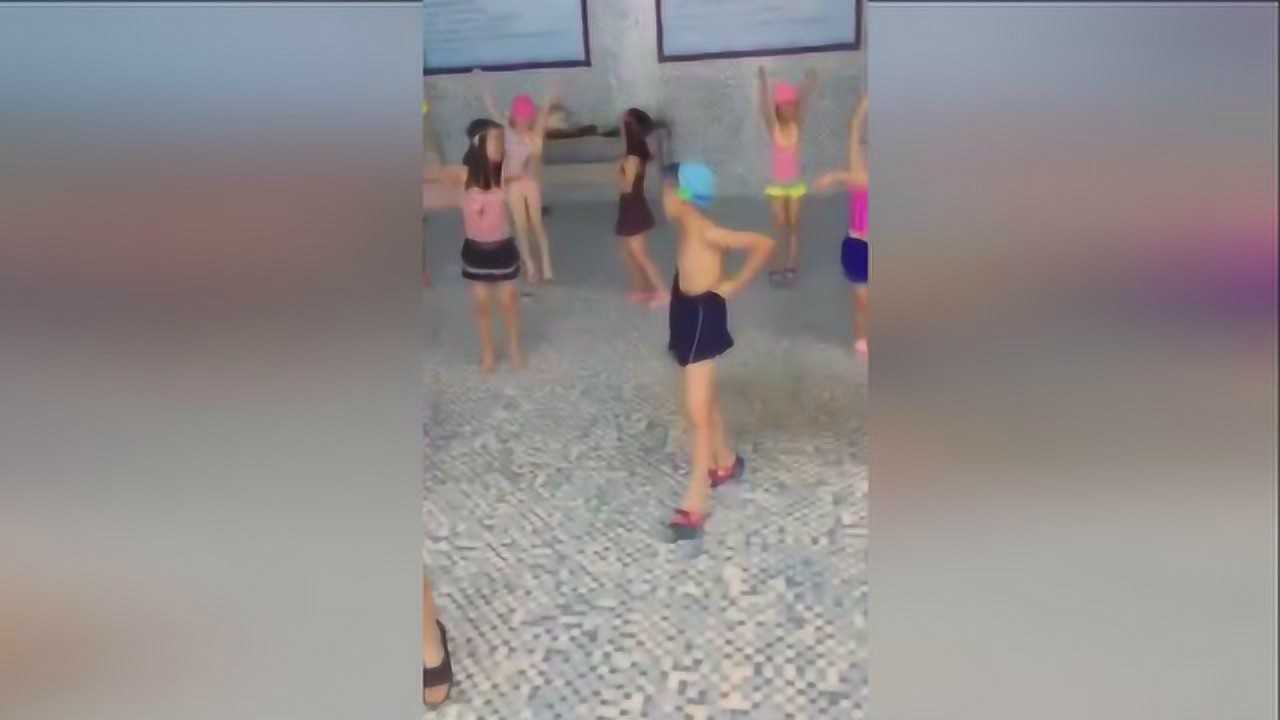 小男孩泳裤太大被游泳教练故意恶搞_高清