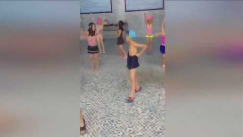 小男孩泳裤太大被游泳教练故意恶搞_高清