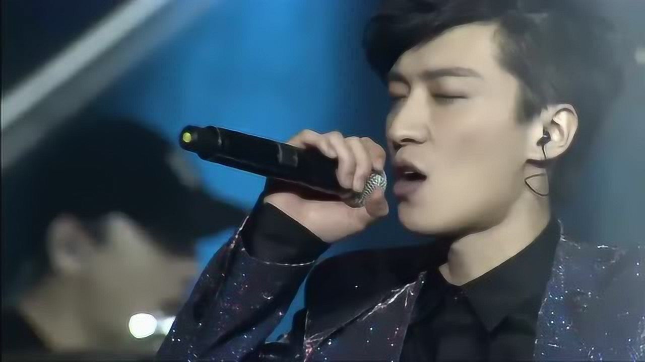 乔任梁五年前现场演唱《boom boom boom》,当时的他活力满满!