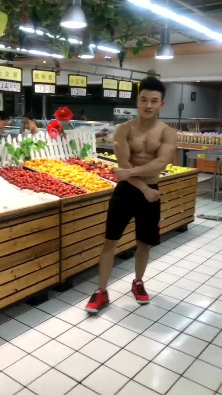 肌肉男就是这么酷，逛超市也不忘秀一把_腾讯视频