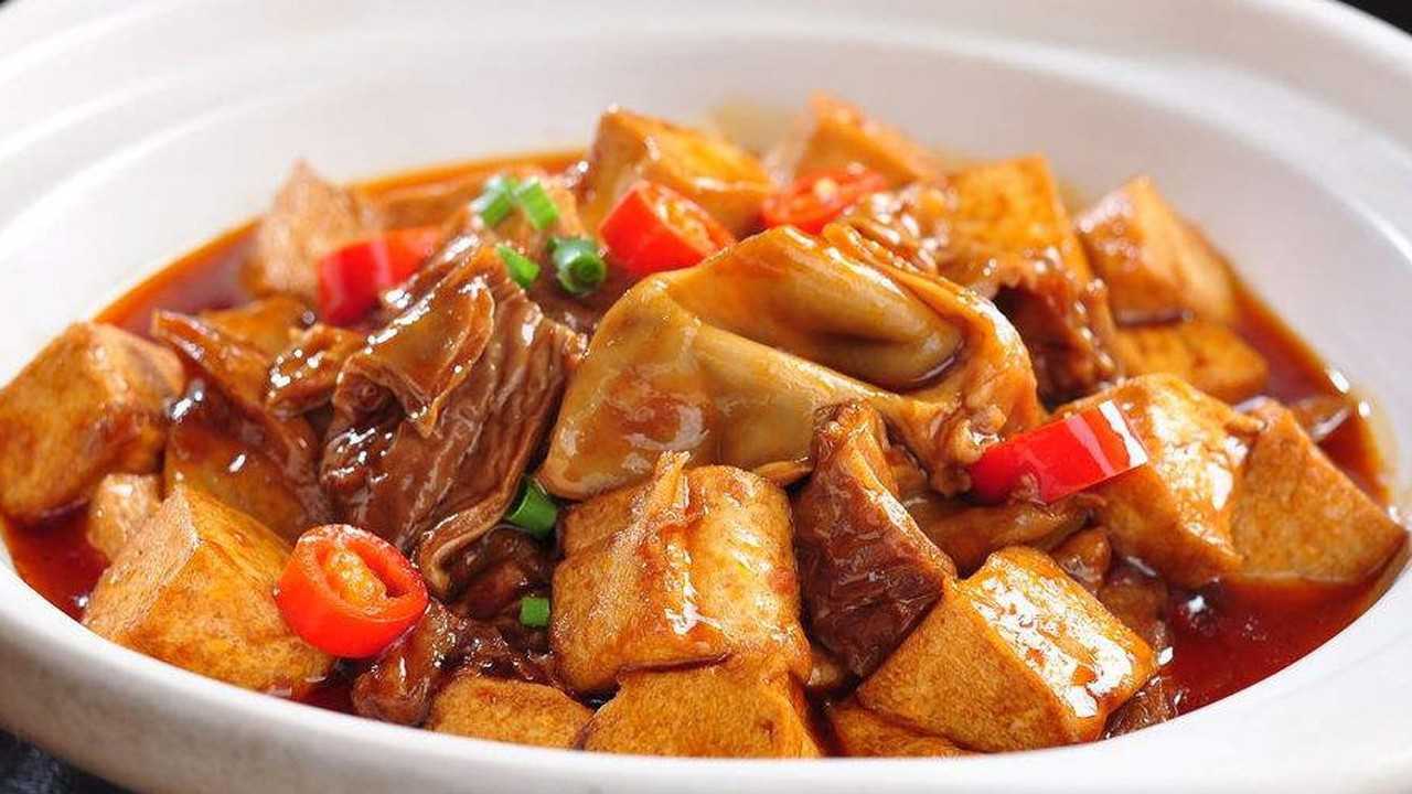 豆腐炖肥肠家常做法肥而不腻味道吃起来特别好吃
