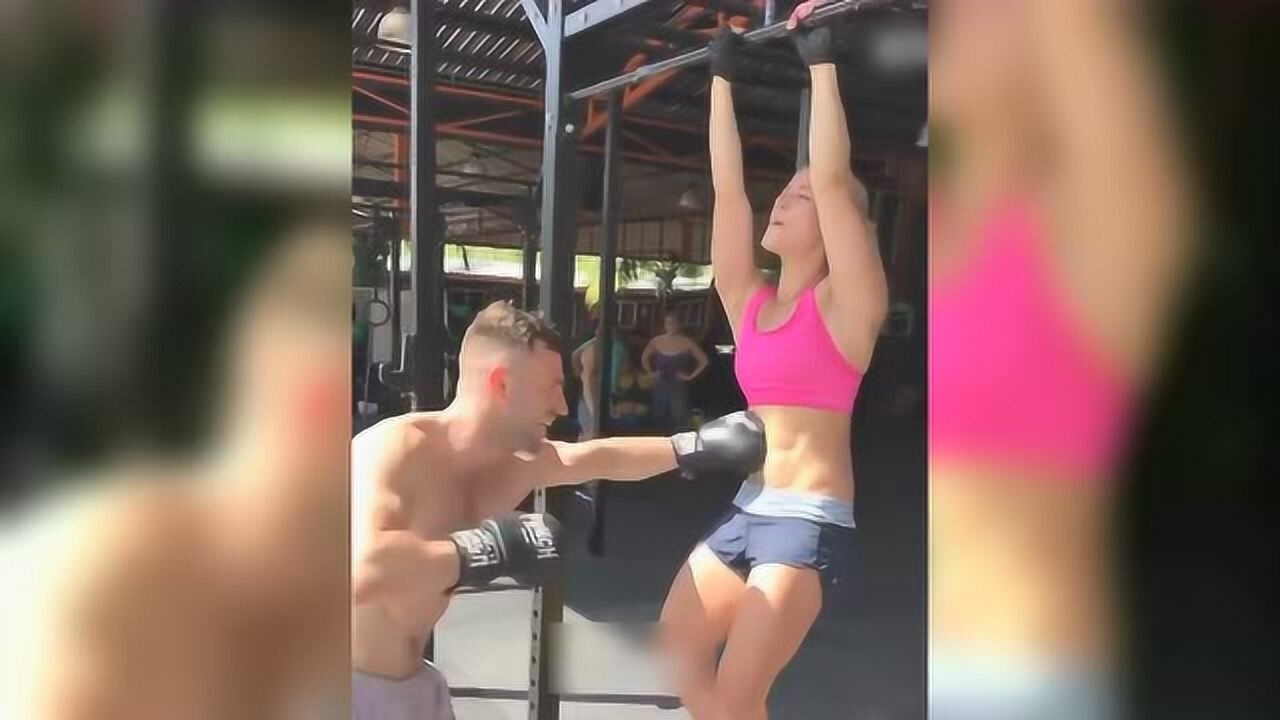 这才是炫腹美女悬吊着接受壮汉大力击打腹部疼得大叫起来